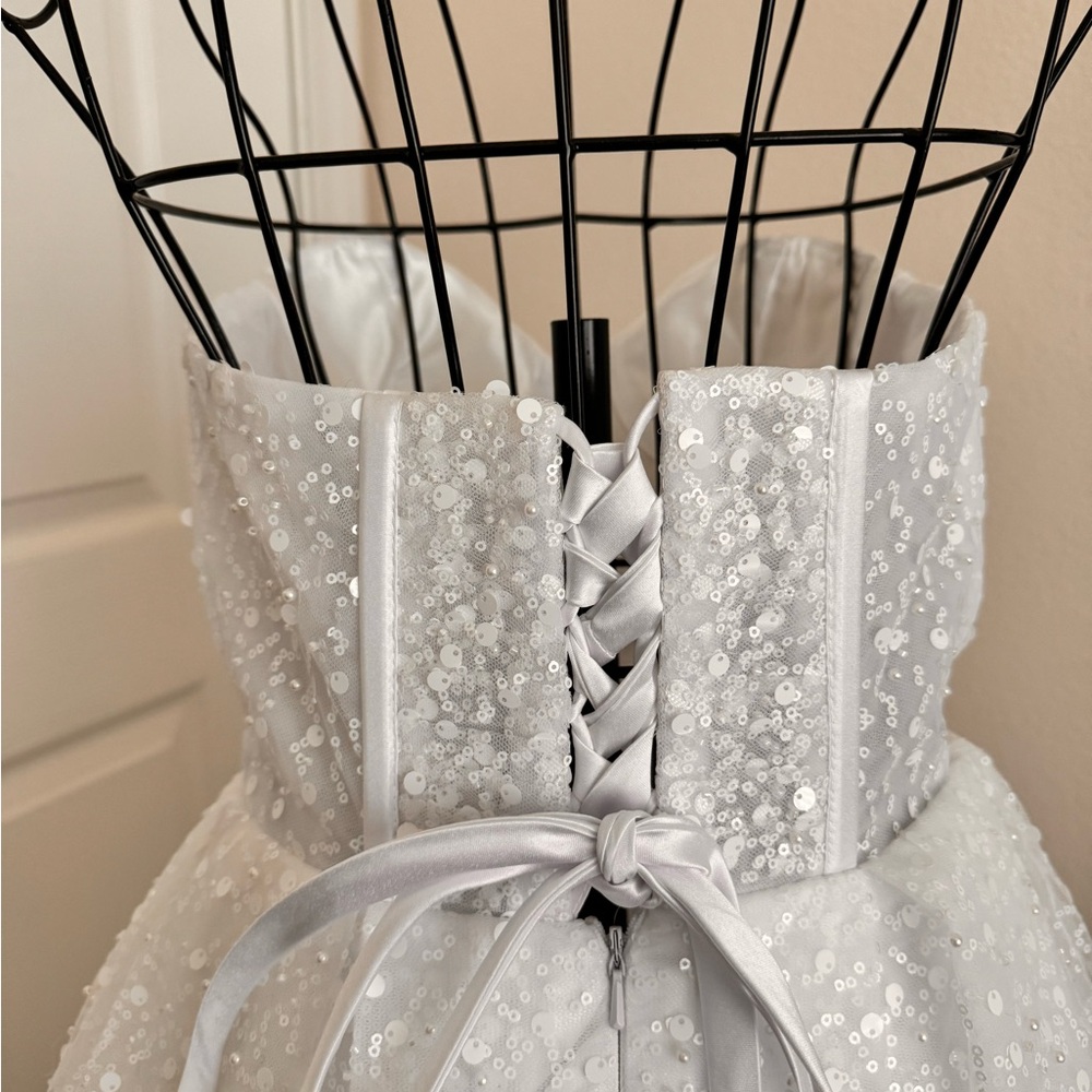 White dress with sparkles and beading - Picture 5 of 10